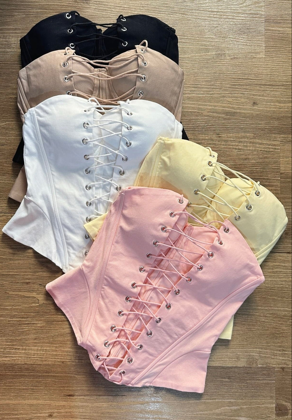 Corset Aurora – Tomara que Caia com Amarração Frontal e Ilhós - Top Cropped Estruturado de FestaCorset Aurora – Tomara que Caia com Amarração Frontal e Ilhós - Top Cropped Estruturado de Festa